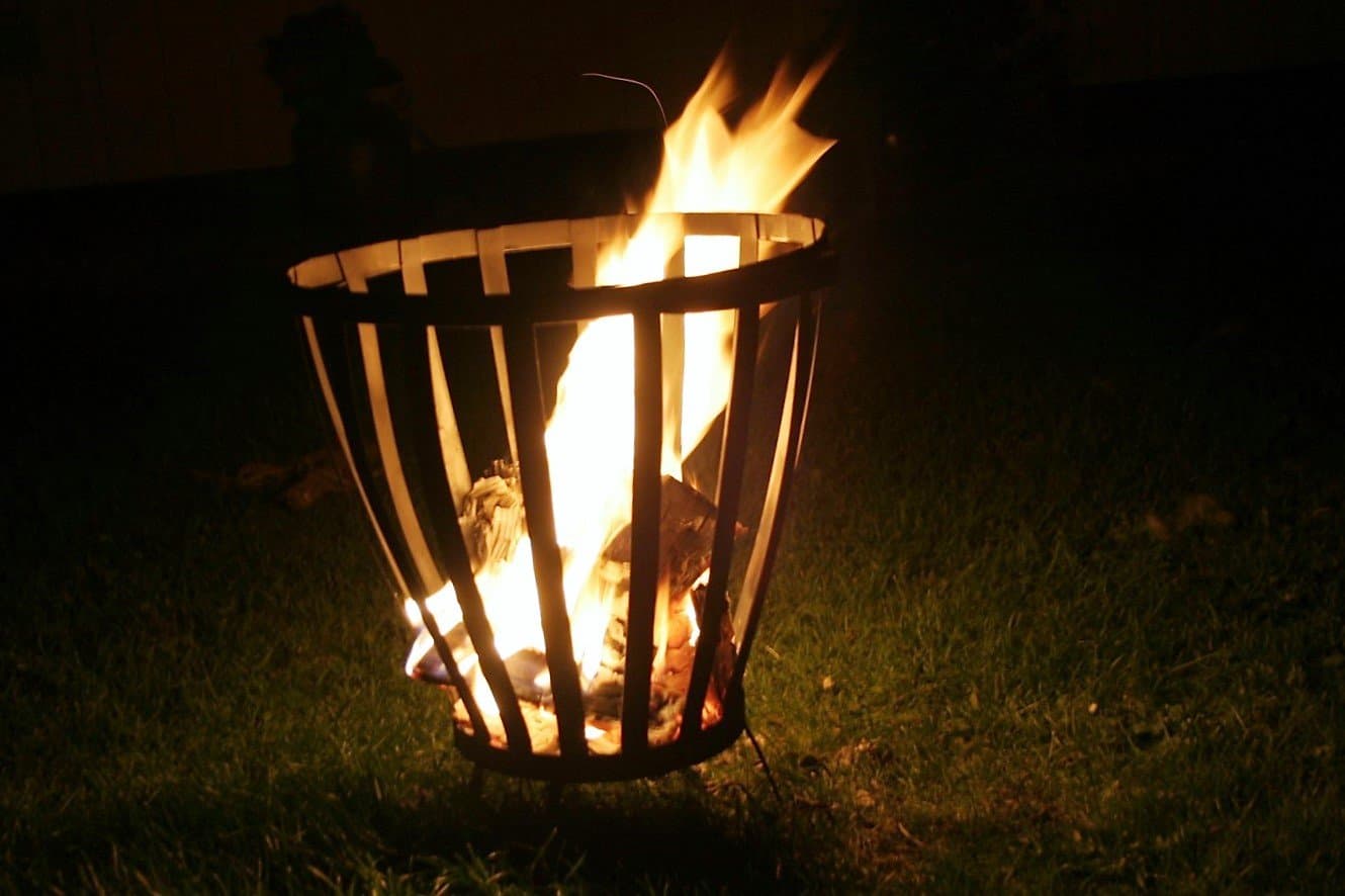 Feuerkorb aus Metall mit sichtbarer Rostpatina nach der Reinigung